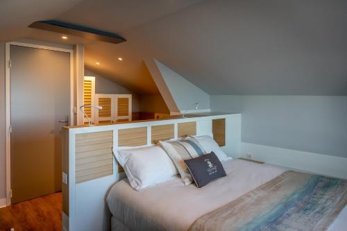 - une chambre avec un lit dans une pièce avec des escaliers dans l'établissement Appartement Acadie, au Palais