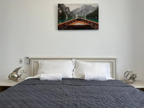a bedroom with a bed with a picture on the wall at Luxury apartment with sea view in Mamaia Sat/Năvodari