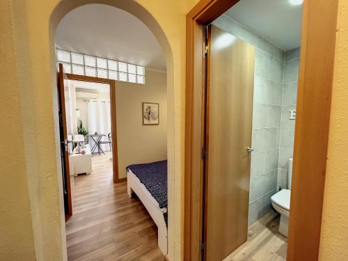 艾姆布里亞布拉瓦的住宿－ALBATROS 12-B estudio con vista mar，一间带床和卫生间的浴室