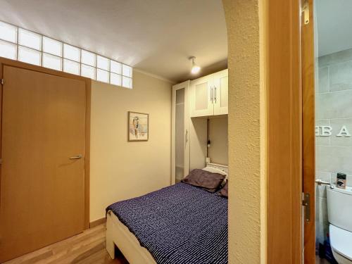 um pequeno quarto com uma cama e uma casa de banho em ALBATROS 12-B estudio con vista mar em Empuriabrava
