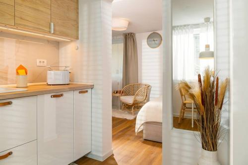 - deux vues sur une cuisine et un salon dans l'établissement New Cute Studioapartment in Ljubljana + Free bikes, à Ljubljana