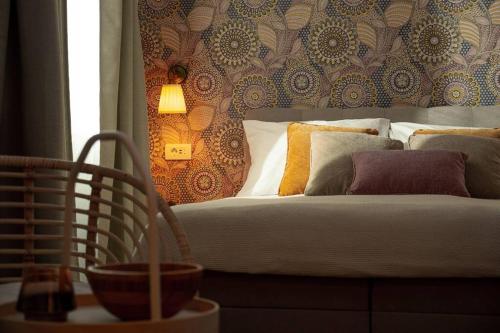 une chambre avec un lit avec des oreillers dessus dans l'établissement New Cute Studioapartment in Ljubljana + Free bikes, à Ljubljana