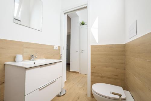 ein Badezimmer mit einem weißen Waschbecken und einem WC in der Unterkunft Casa Vacanza Messina in Messina