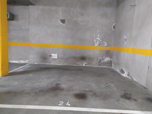 een lege garage met een gele streep aan de muur bij Apartamento Arenys de Munt - Costa Barcelona, Maresme - in Arenys de Munt