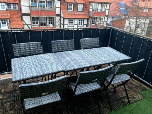 mesa y sillas en la parte superior de un balcón en Northeim II, en Northeim