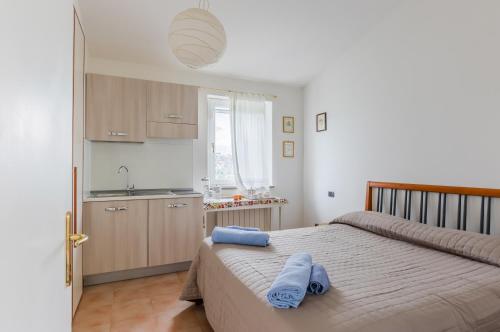 Un dormitorio con una cama con toallas azules. en Oak House Apartments with parking en Perugia