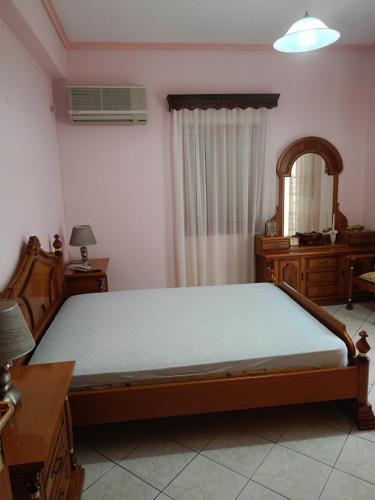 1 dormitorio con cama, escritorio y ventana en Porcelanico Villa, 