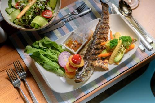 ホテルの敷地内または近くでの食事または食べ物