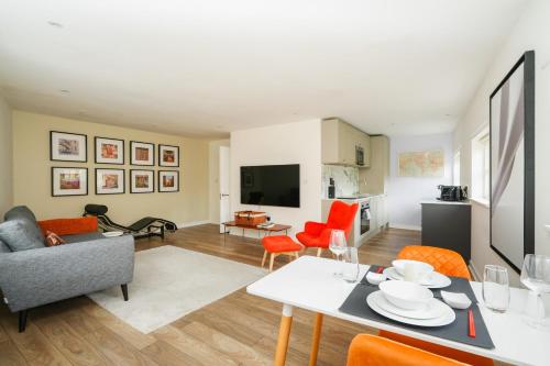 a living room with a table and chairs at Central but quiet in Oxford