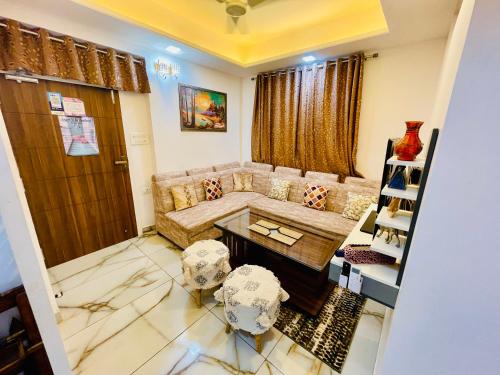 sala de estar con sofá y mesa en 3BHK Airport Vista Apartment - Entire Apartment en Jaipur