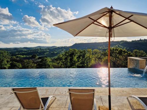 un parasol et des chaises à côté d'une piscine dans l'établissement Le Haut Repaire, à Coubjours