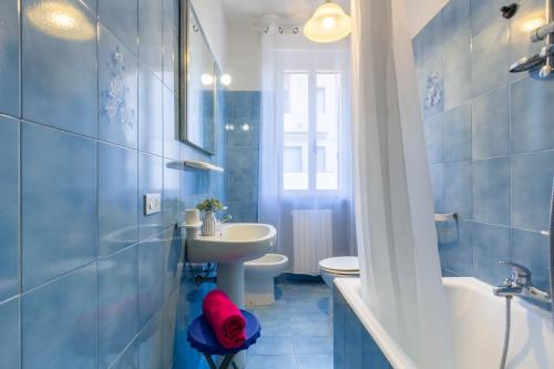 トルトレート・リドにあるAppartamento La Pinetina Trilo - MyHo Casaの青いバスルーム(洗面台、トイレ付)