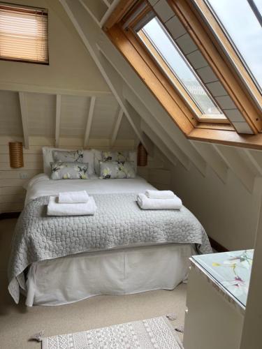 een slaapkamer met een bed op de zolder bij The Boathouse in Whitby