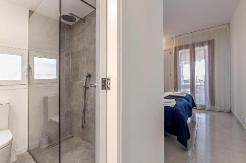 y baño con ducha, lavabo y aseo. en LA GOLA APARTMENT, First-line Beachfront, Newly Refurbished en Port de Pollensa