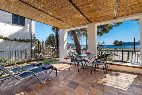 Φωτογραφία από το άλμπουμ του LA GOLA APARTMENT, First-line Beachfront, Newly Refurbished σε Port de Pollensa