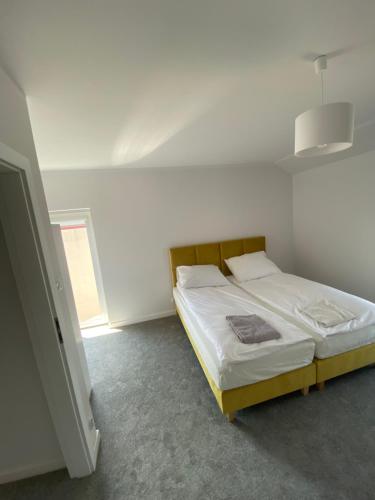 um quarto com uma cama num quarto branco em Apartament Daleszyce em Daleszyce