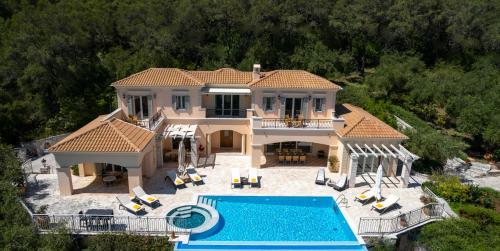 Utsikt över poolen vid Luxury Villa Penelope with pool at Kerasia, Corfu eller i närheten