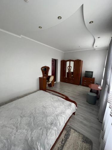 a bedroom with a large bed in a room at Оазис in Zalishchyky