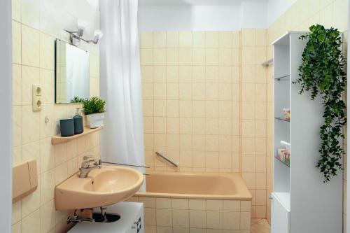 ein Badezimmer mit einem Waschbecken und einer Badewanne in der Unterkunft 5 Min zur Elbe, Helle Geräumige 2-Raum-Whg, Neustadt, Top Lage in Dresden