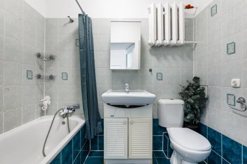 a bathroom with a toilet and a sink and a bath tub at Del Mar in Gdynia