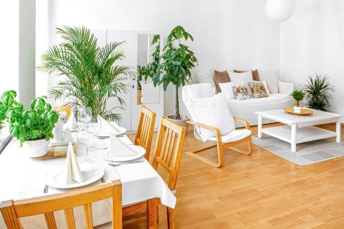 uma sala de jantar com uma mesa branca e cadeiras em 5 Min zur Elbe, Helle Geräumige 2-Raum-Whg, Neustadt, Top Lage em Dresden