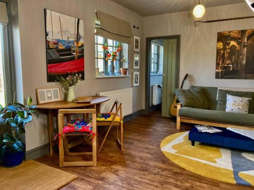 ein Wohnzimmer mit einem Sofa und einem Tisch in der Unterkunft The BeeKeepers - Homely Luxurious Self Catering in Shelfanger