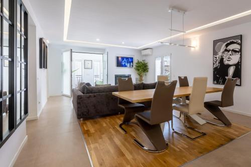 マルベーリャにあるFantastic Apartment Great Locationのテーブルとソファのあるリビングルーム