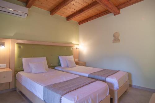 two beds in a room with two beds sidx sidx sidx sidx at Villa Theodora View Apartments Erato in Agios Georgios Pagon