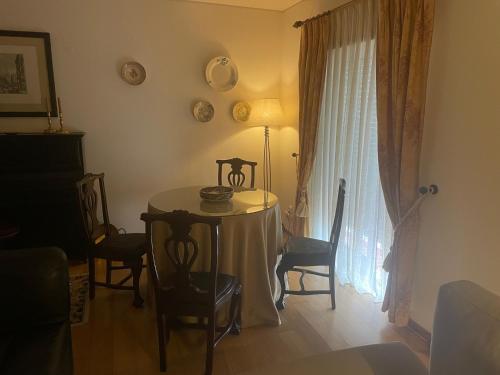 a living room with a table and a window at Casa Lavanda in Évora