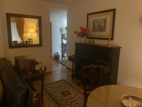 sala de estar con piano y mesa en Casa Lavanda, en Évora
