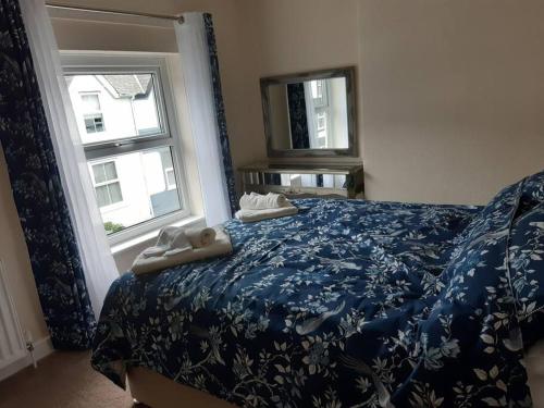 - un lit avec 2 serviettes et une fenêtre dans l'établissement Charming Mid Terrace Cottage, à Conwy