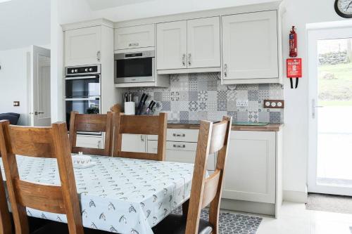 Kuchyň nebo kuchyňský kout v ubytování Stunning Westport Cottage - Sleeps 6