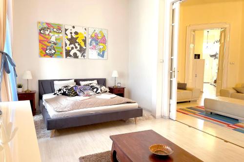 ブダペストにあるElegant 125m2 apartment in center of Budapestのベッドルーム1室(ベッド1台付)、リビングルームが備わります。