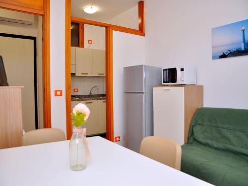 A kitchen or kitchenette at Cozy flat with sunlit balcony retreat - Beahost
