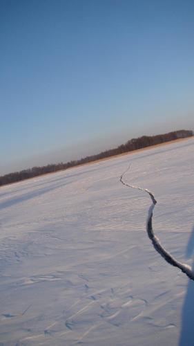 a road in the middle of a body of water at Zielony Domek w Sztynorcie in Sztynort