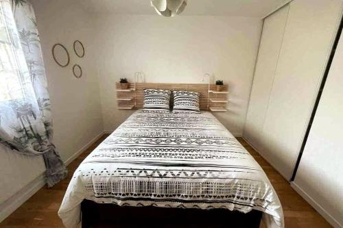 una camera da letto con un grande letto con due cuscini di Aux portes des cabanes à huîtres - plage a Lanton