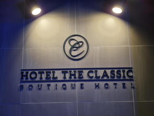 una señal de hotel en la pared de un baño en Hotel The Classic en Ulsan