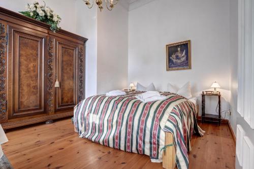 ein Schlafzimmer mit einem Bett mit einer gestreiften Decke in der Unterkunft Villa Minheim - FeWo 04 in Heringsdorf