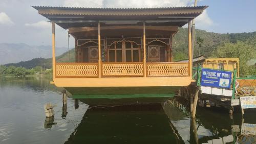 Gallery image of Houseboat Pride of India in Srinagar