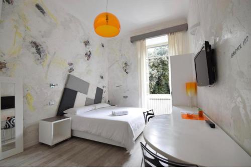 ローマにあるハバナズ デザインのベッドルーム(ベッド1台、テーブル、テレビ付)