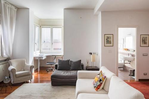 uma sala de estar com um sofá e uma mesa em Gianicolo Elegant Art Oasis em Roma