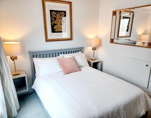 Una cama o camas en una habitación de 'The Limes' - Air-Con Two Double Bedroom Holiday House with Private Garden
