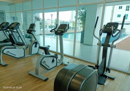 Фитнес-центр и/или тренажеры в City Town 2-6 Pax Beautiful View Cozy Condo, Jelutong, Georgetown, Centre Heart Of Penang Island, near Highway Komtar Gurney