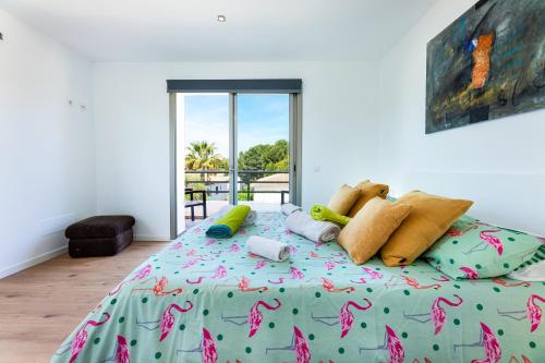 een slaapkamer met een bed met een teddybeer erop bij Bahamas 2 in Son Serra de Marina