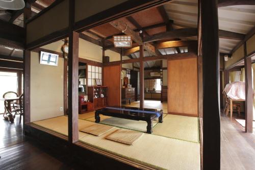 una habitación con una mesa de ping pong. en Ishigakijima Akagawara Villa, en Ishigaki Island