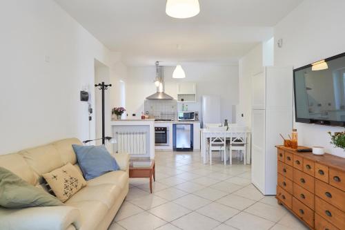 uma sala de estar com um sofá e uma cozinha em Villa Luminosa em Brindisi