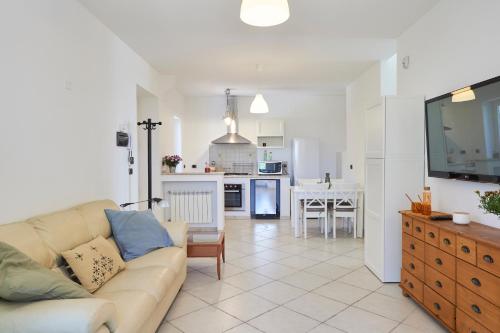 a living room with a couch and a kitchen at Villa Luminosa in Brindisi