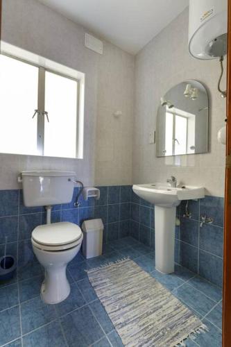 uma casa de banho com um WC e um lavatório em Standard 1 bedroom Balluta Bay (5) em Sliema