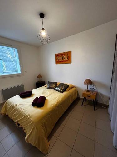 une chambre avec un grand lit dans une pièce dans l'établissement Grand T4 à 150m de la Plage, à Le Portel