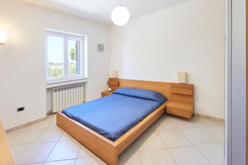 1 dormitorio con cama y ventana en Villa Luminosa, en Brindisi